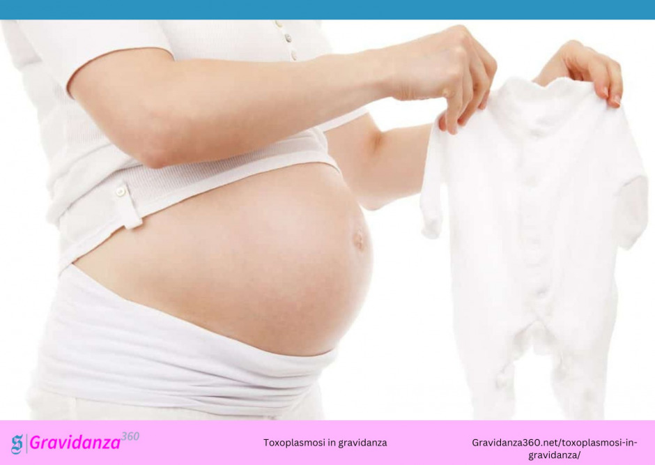 Donna incinta che tiene in mano il completino di un neonato