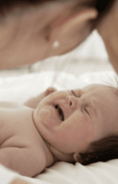 mamma che comunica con il neonato
